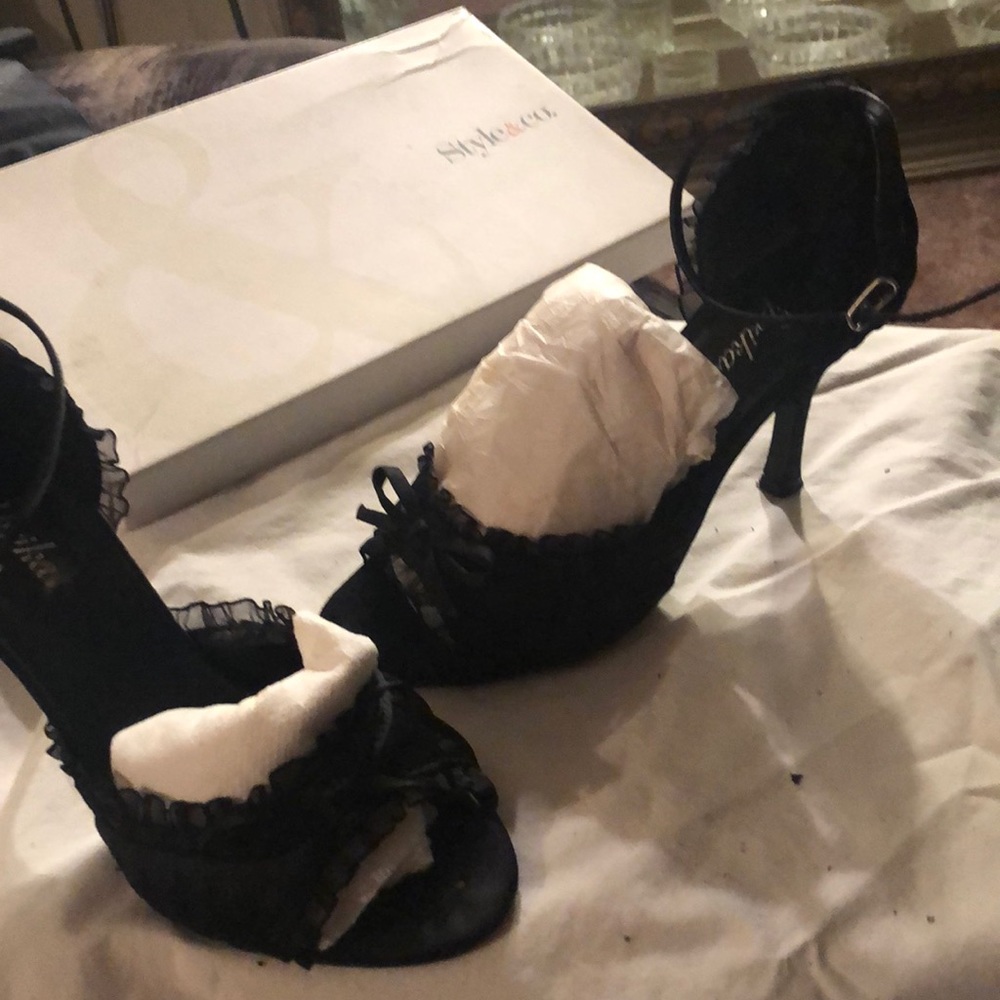 Shoe - Picture 2 of 3